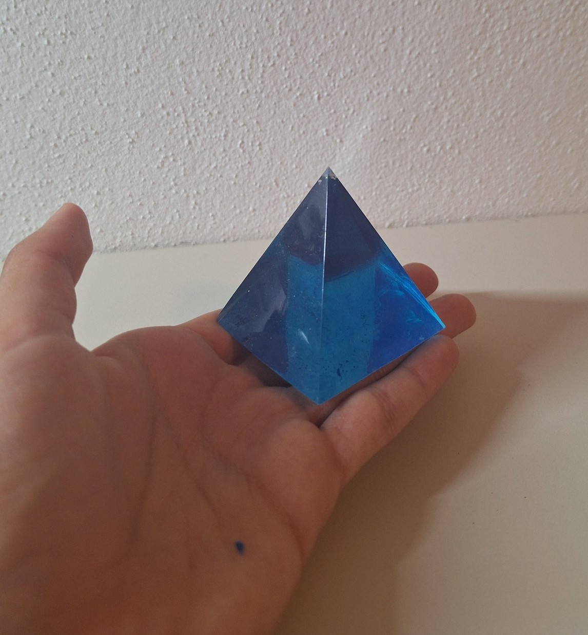Modrá živicová pyramída