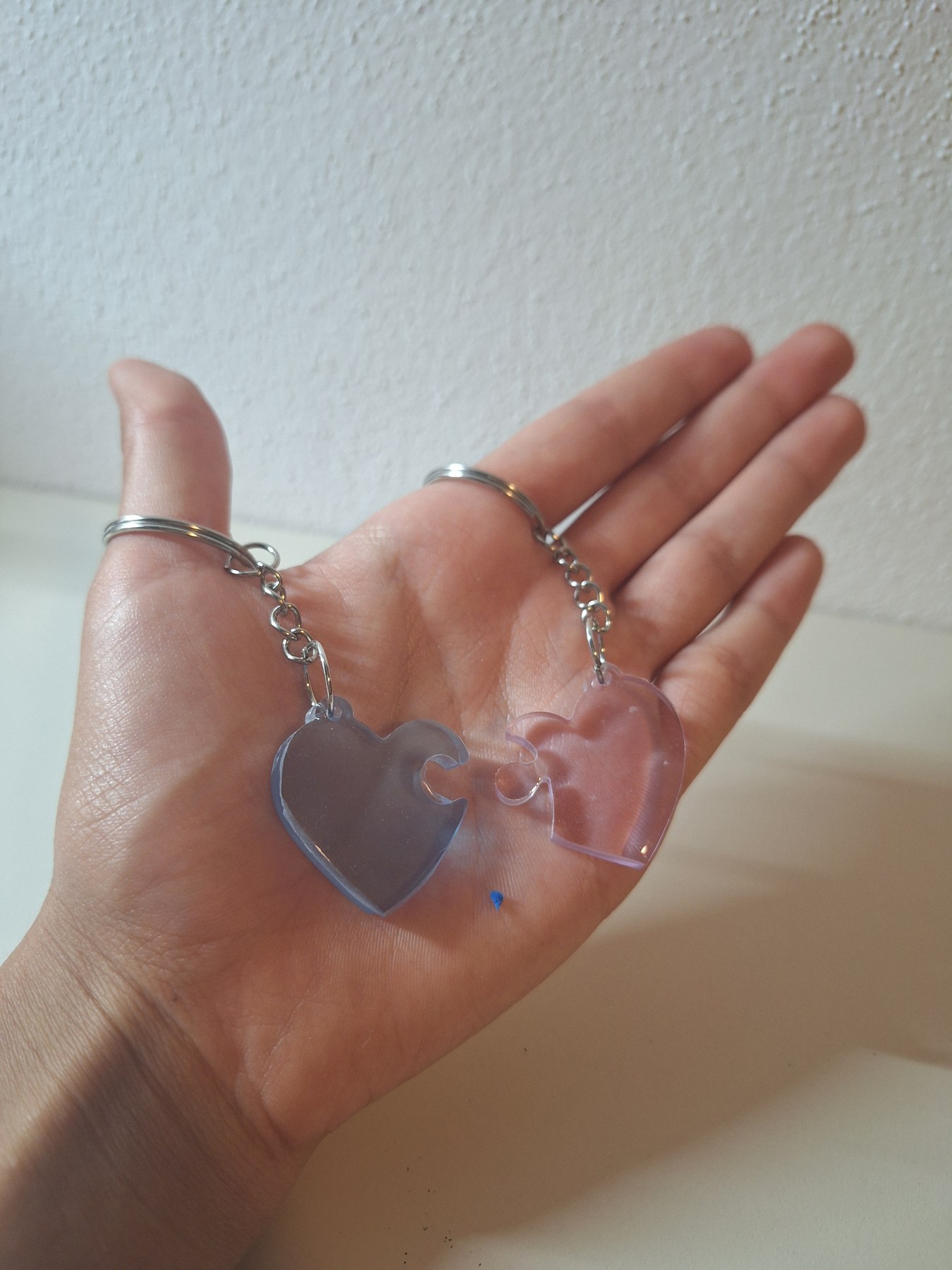 Modré a ružové srdiečkové kľúčenky