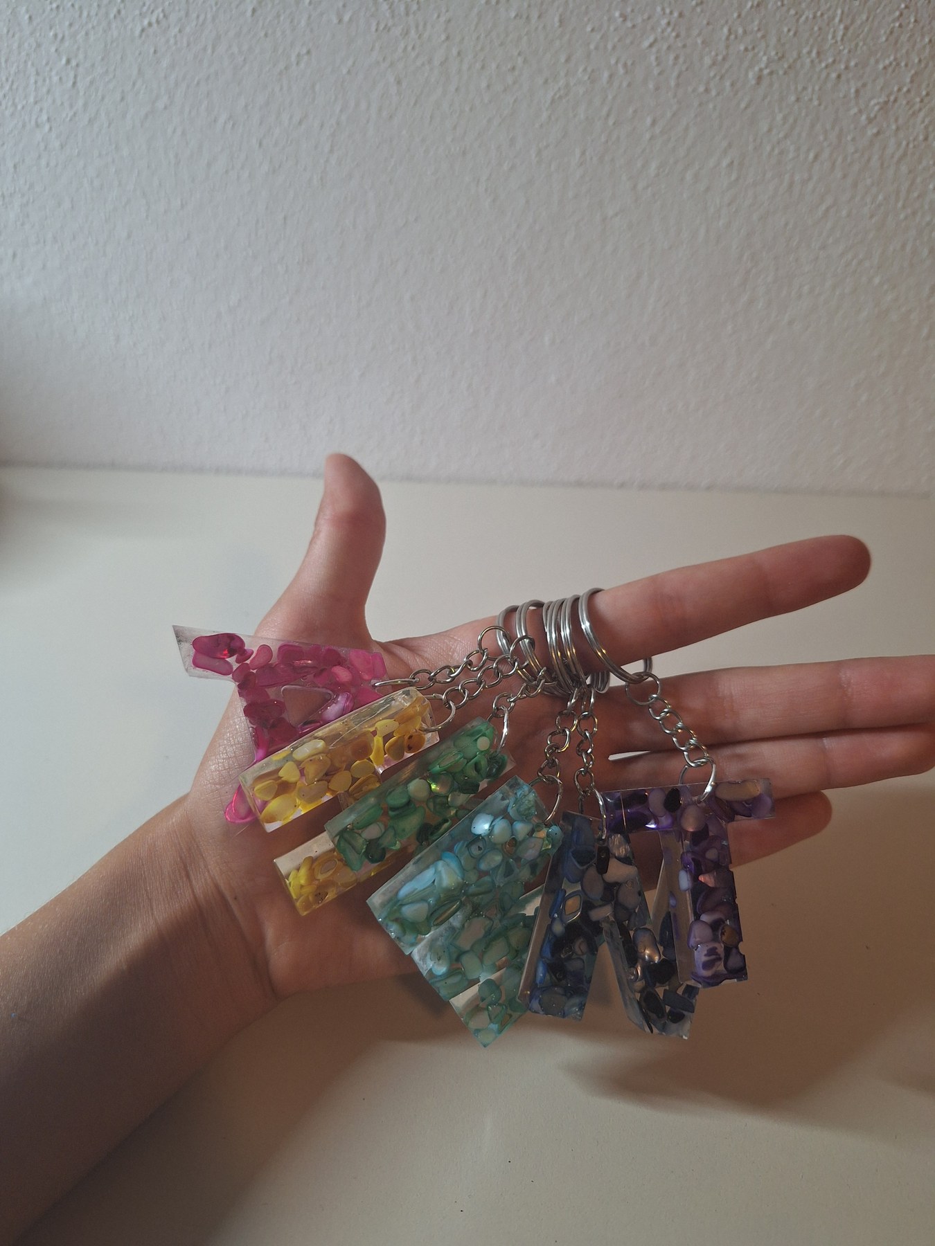 Farebné písmenkové kľúčenky